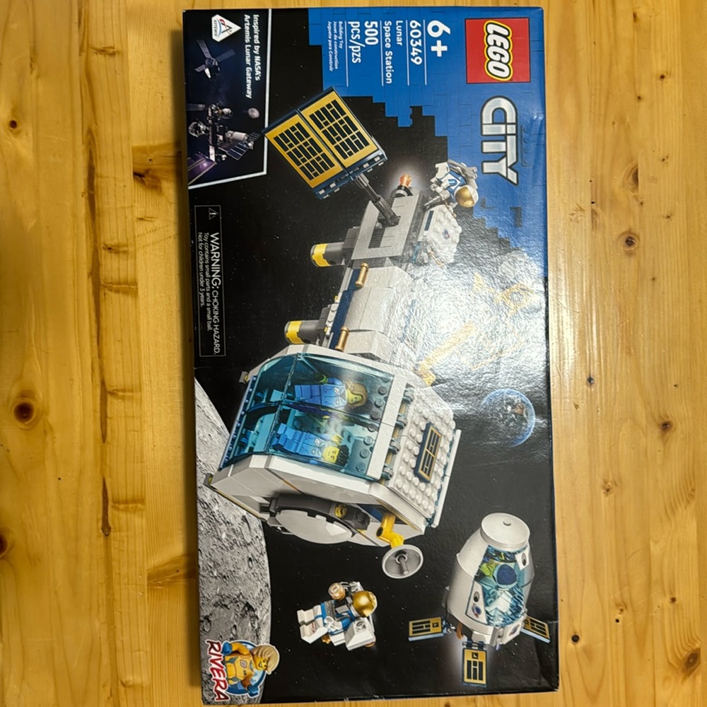 Lego 60349 500 piece lunar station new unopened box